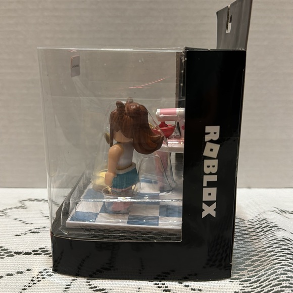 Roblox Royale High: Baking Class Breakdown Figure With Code New In Box - Picture 4 of 5
